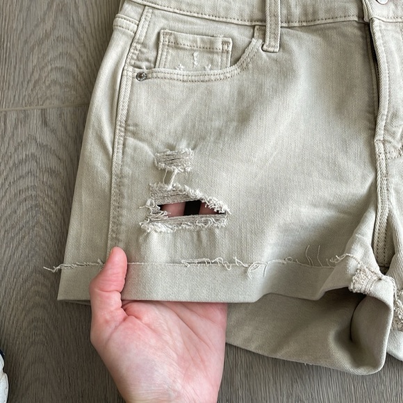 OLD NAVY - NWOT - Women’s Mid Rise Boyfriend Short, Khaki, Size 4 - Picture 8 of 9